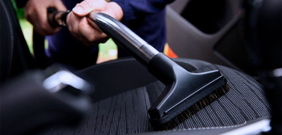 Cómo limpiar el interior de un coche