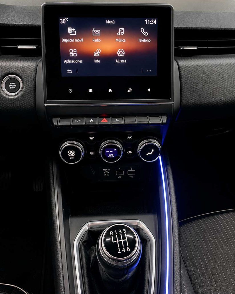 Interior con pantalla multimedia, conectividad y cambio manual.