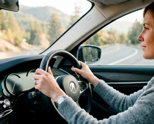 Conductora con buenas prácticas al volante para alargar la vida del coche