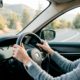 Conductora con buenas prácticas al volante para alargar la vida del coche