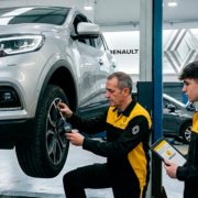 Mecánicos en taller oficial Renault revisan en la pre itv un coche Kadjar para asegurar que pasa la inspección.