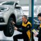 Mecánicos en taller oficial Renault revisan en la pre itv un coche Kadjar para asegurar que pasa la inspección.
